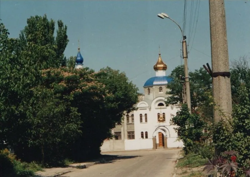Вид на храм с улицы летом