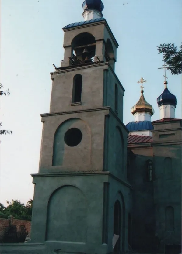 Колокольня оштукатурена, на звоннице колокола, над ней купол