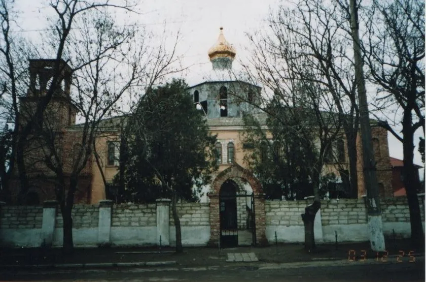 Храм с новым куполом, вид с улицы, 25 декабря 2003 года