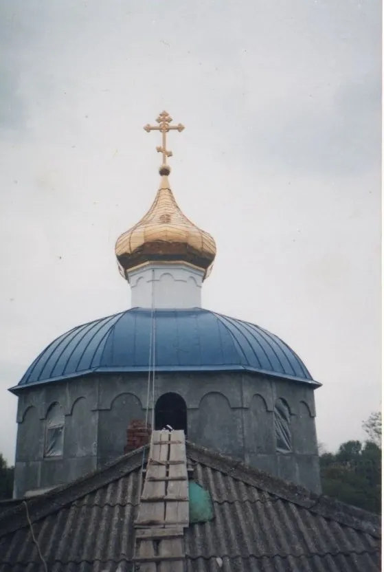 Купол покрыт, золотая луковица и крест установлены