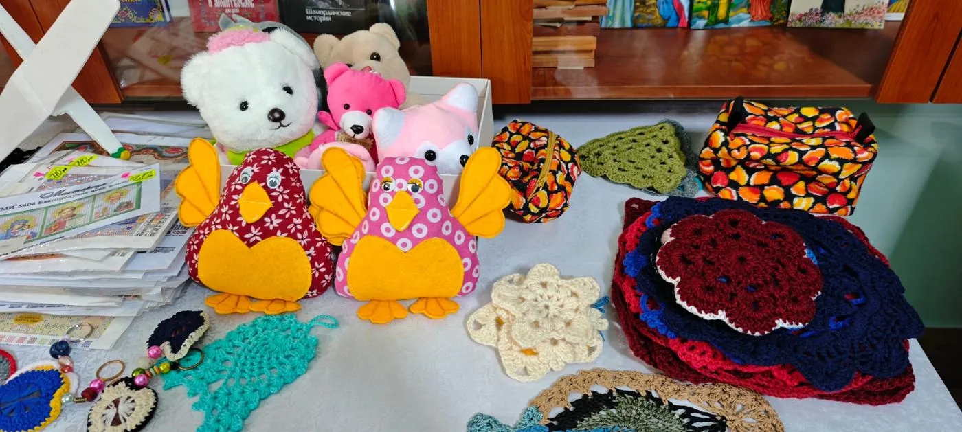Игрушки и вязаные изделия для ярмарки