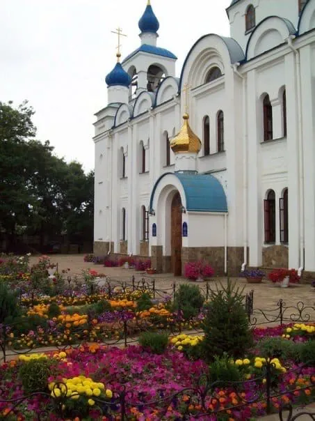 Цветники у храма