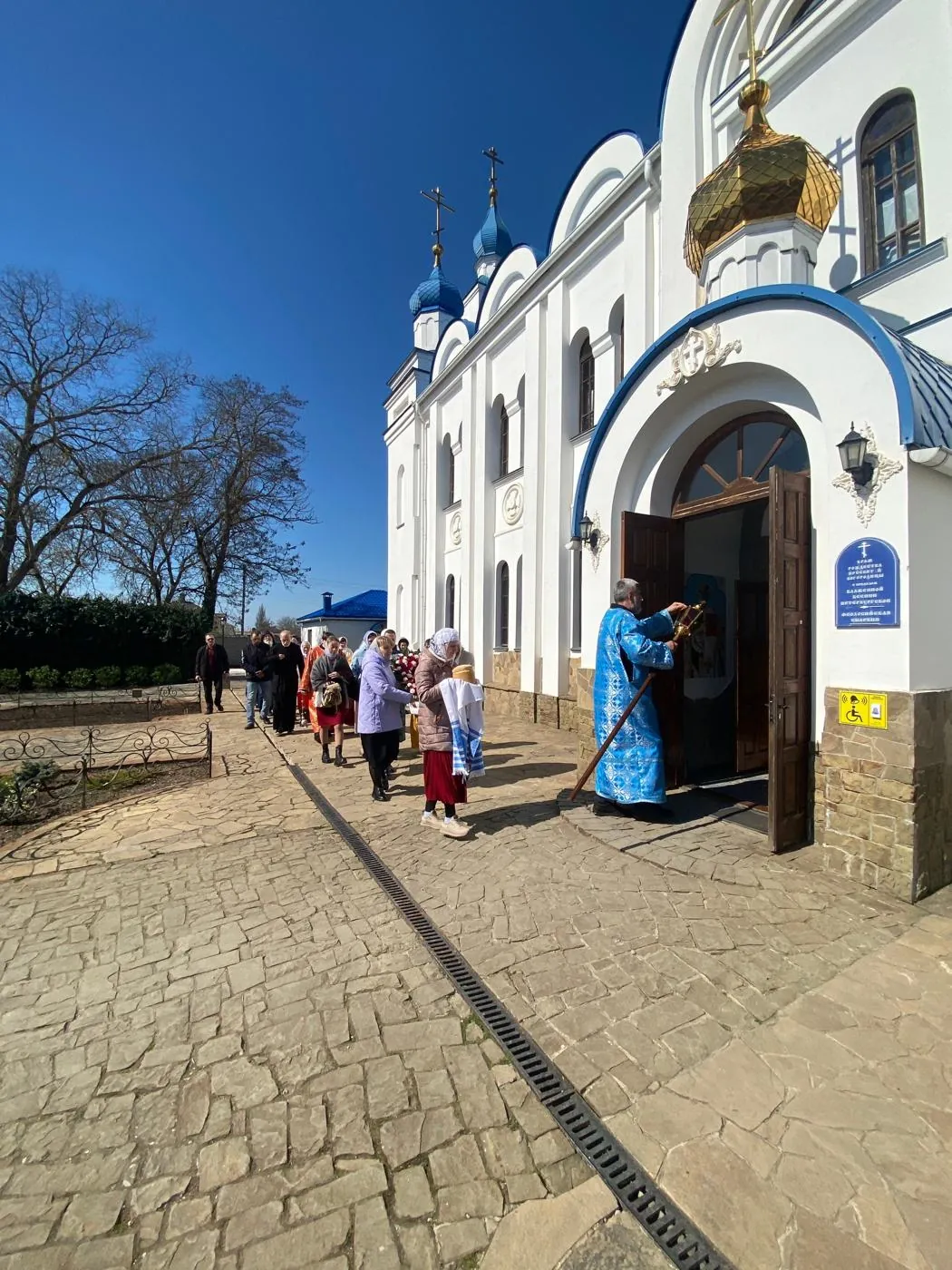 Прихожане у входа в храм