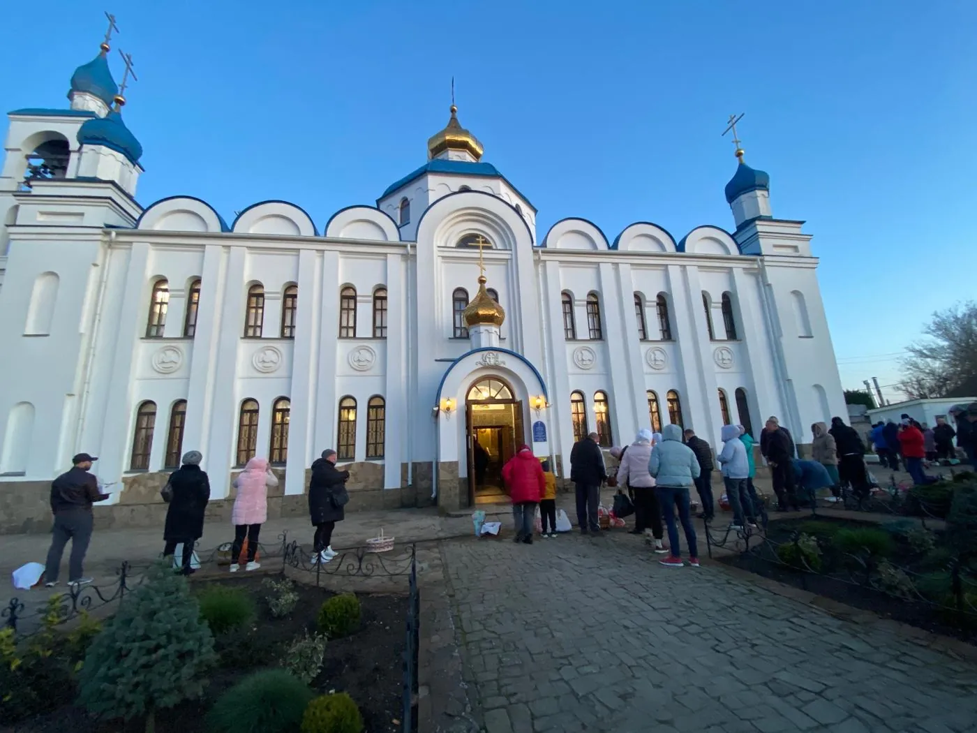 Великая суббота: прихожане с куличами у храма