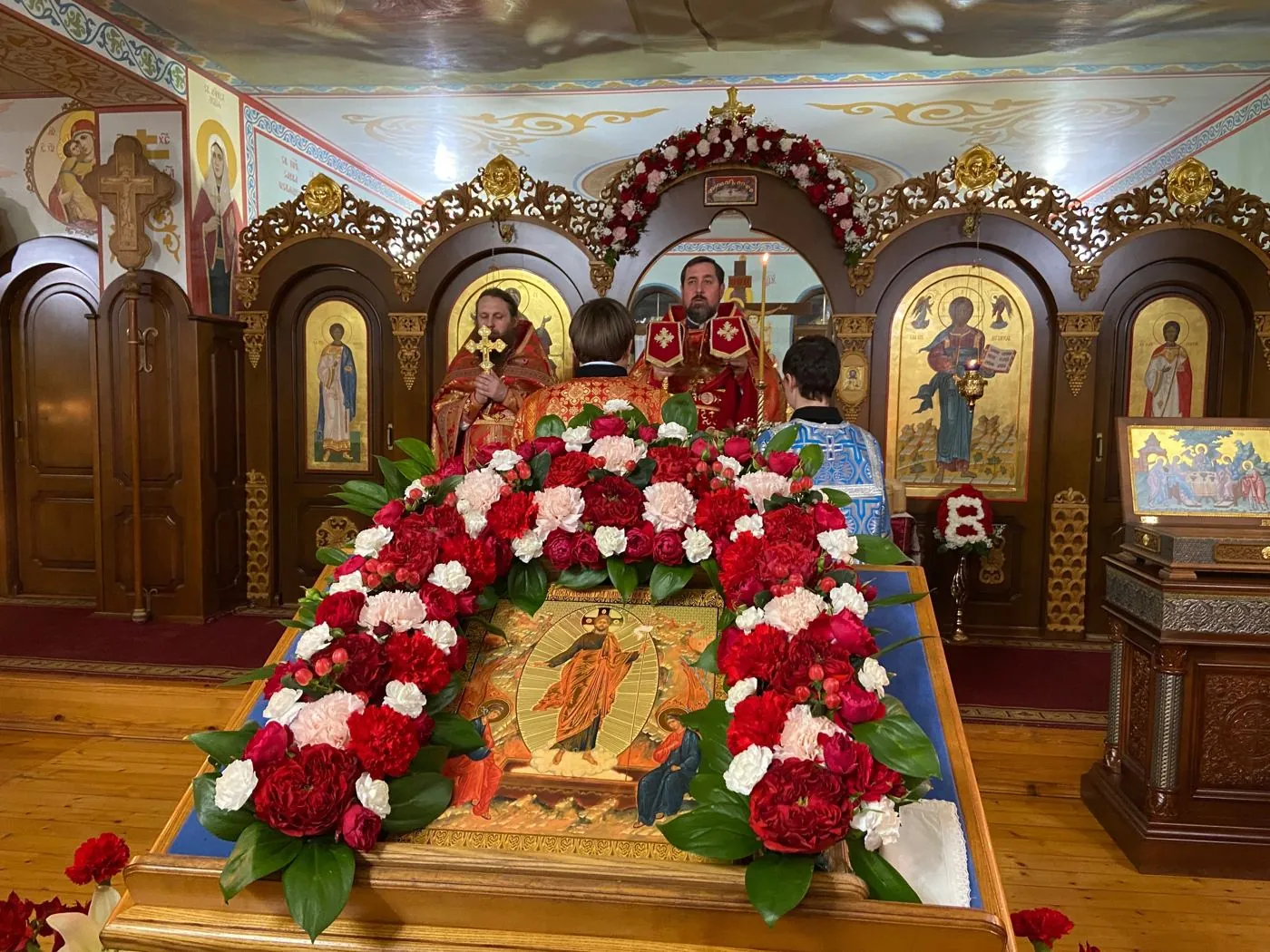 Пасхальная литургия: духовенство в красных облачениях