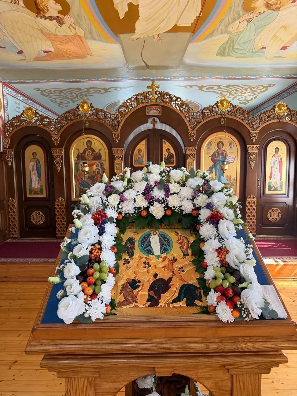 Икона Преображения Господня, украшенная цветами и плодами