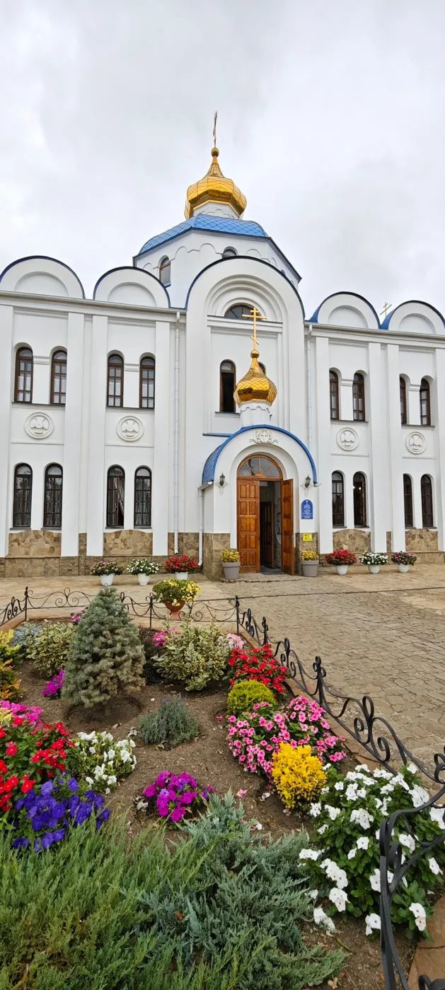 Вход в храм и цветник