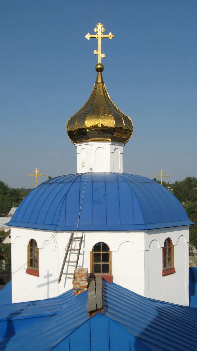 Главный купол с золотой луковицей